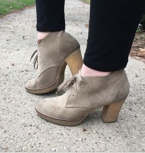 Axxiom tan suede heeled booties sz 9.5